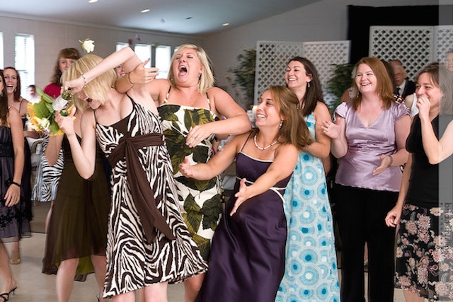 12-people-who-tried-way-way-too-hard-to-catch-the-bouquet-at-a-wedding