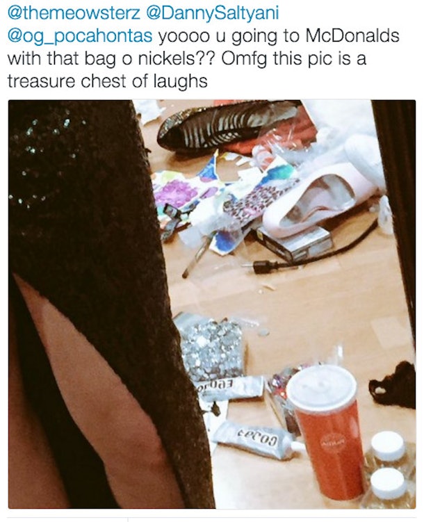 Girls Twitter Mirror Selfie Goes Viral Because Of Messy Room 