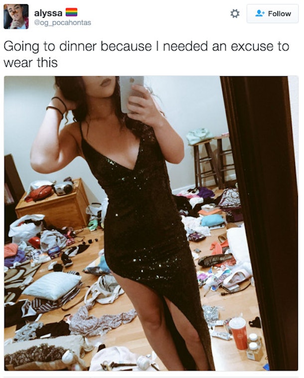 Girl S Twitter Mirror Selfie Goes Viral Because Of Messy Room