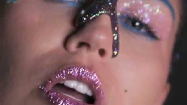 Taylor Swift Wants Credit For Glitter Lips In Video