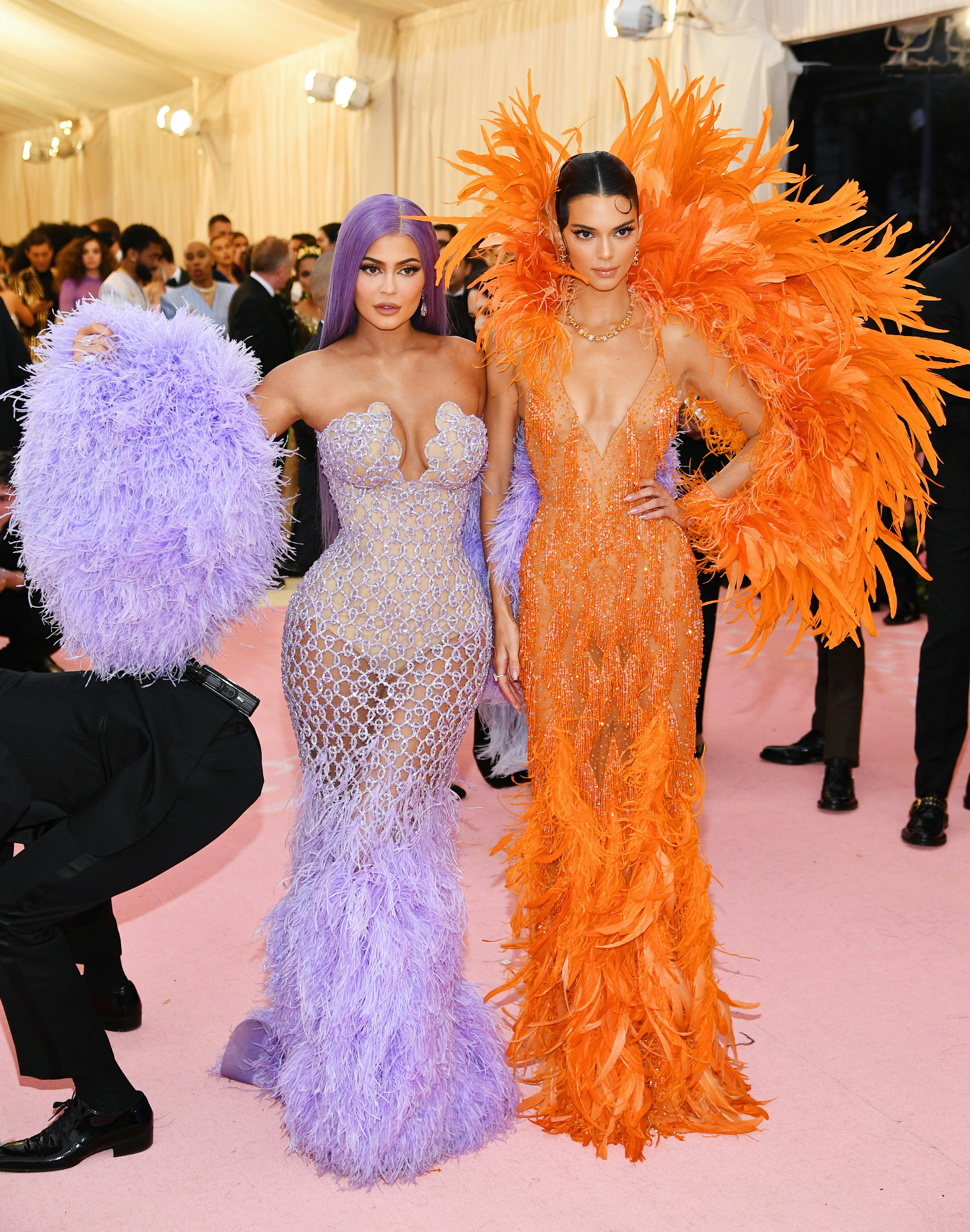 Kendall And Kylie Met Gala Halloween Costume - These DIY Kendall & Kylie Jenner 2019 Met Gala Halloween Costumes Are