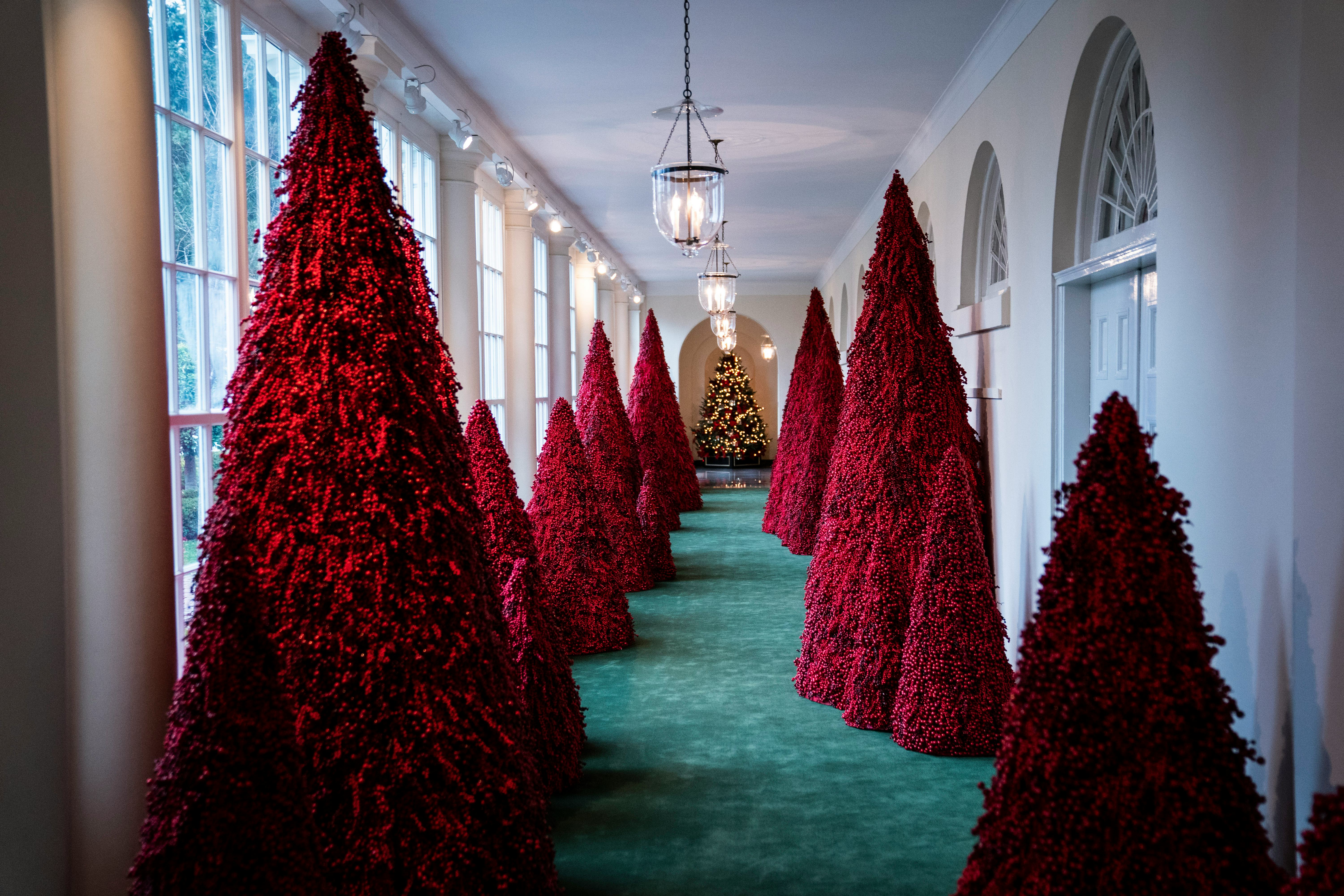 These Photos Of The 2019 White House Christmas Decorations Include A Classic Touch