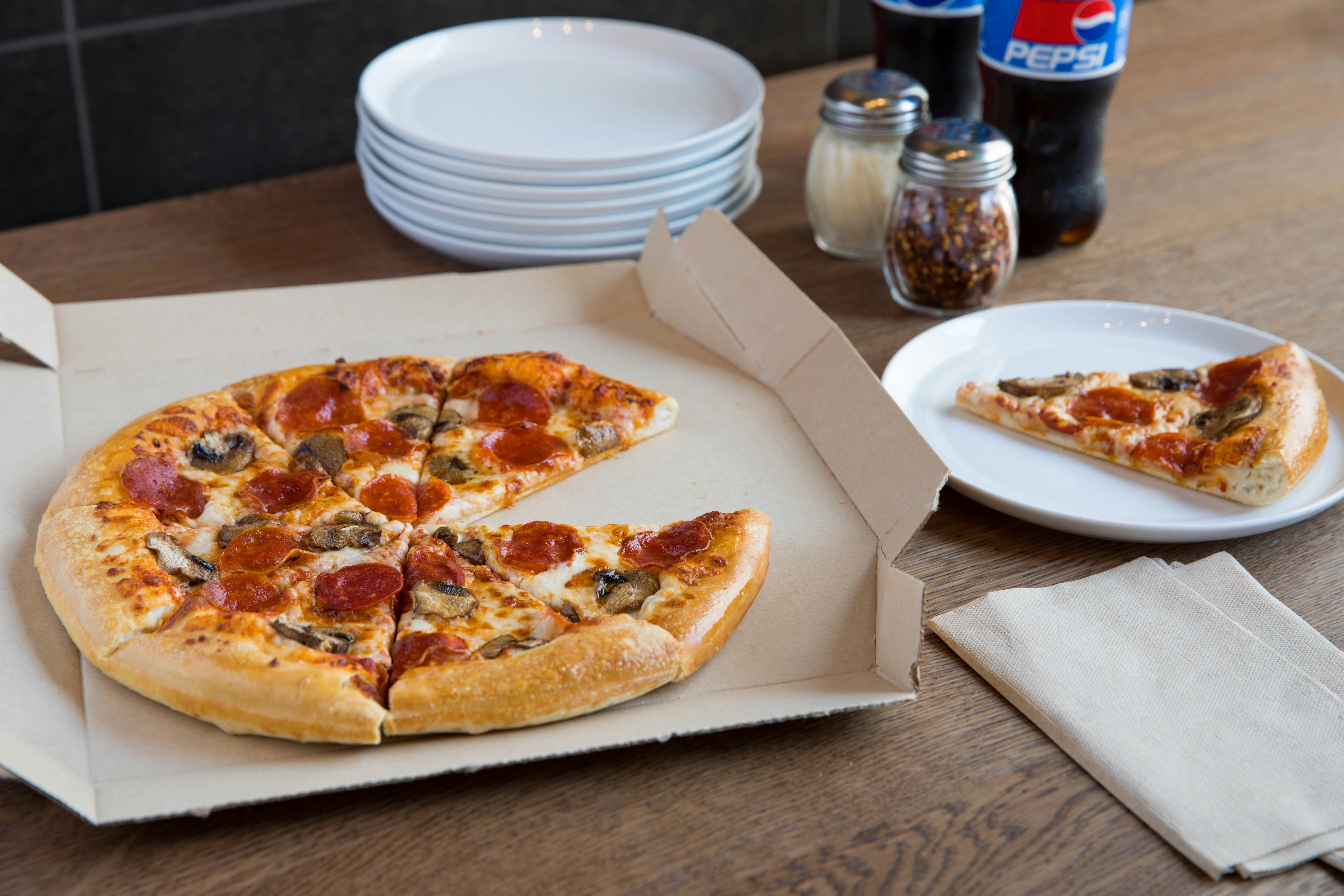 Постная пицца. Пицца летчика ларюшина. Пицца летчика ларюшина. Пицца гурман. Улица летчика ларюшина люберцы продукты магазин.