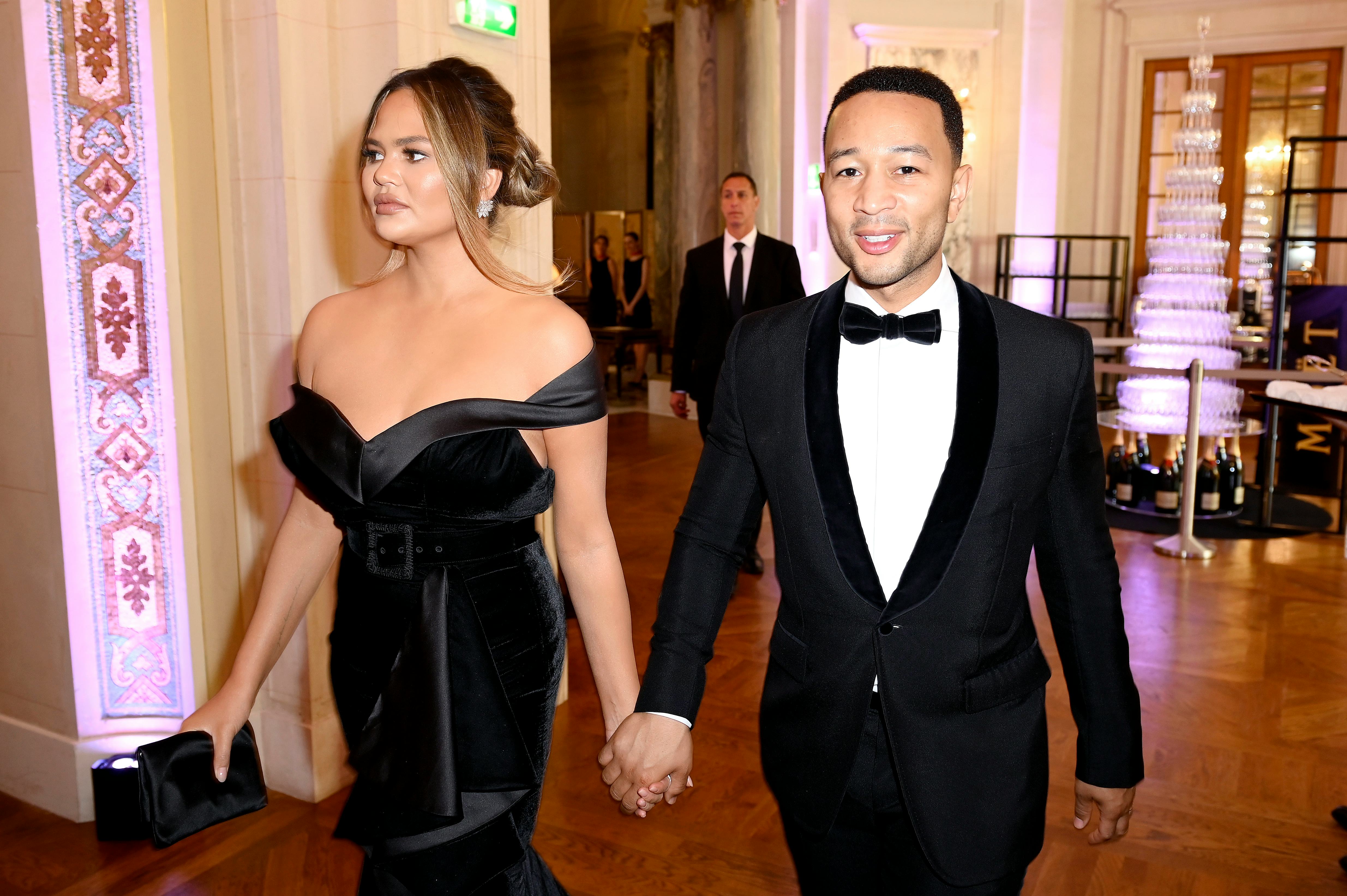 8 Photos Of Celebrity Couples Holding Hands That Are So LowKey(02)