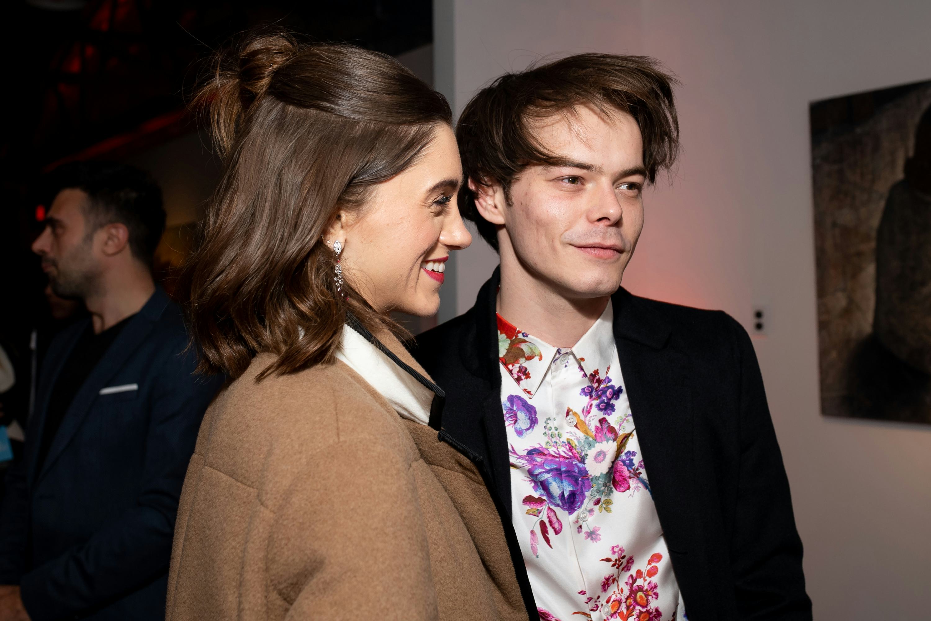 Между тем с наталией последний. Natalia Dyer and Charlie Heaton. Чарли Хитон и Акико Мацуура.