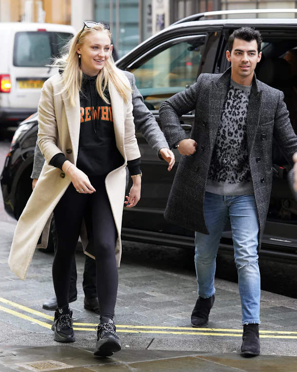 Sophie Turner did Joe Jonas' makeup and the photos are so good.