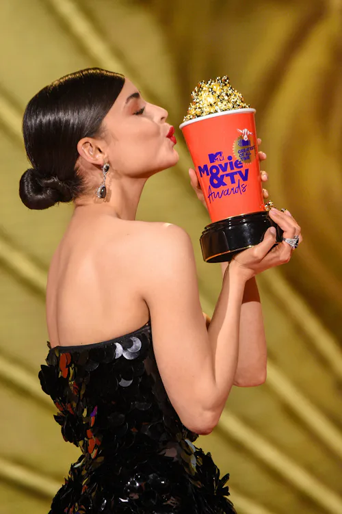 Who Is Sofia Carson Dating She Keeps Her Love Life Low Key Laptrinhx