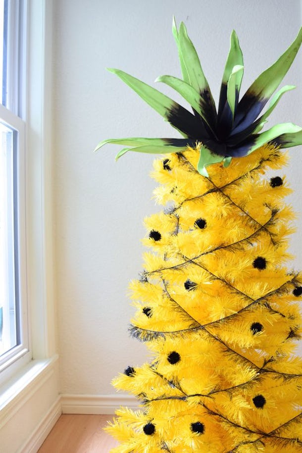 8 Pineapple Christmas Trees That'll Put A Tropical Twist To Your Holiday