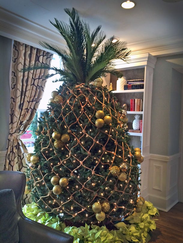 8 Pineapple Christmas Trees That'll Put A Tropical Twist To Your Holiday