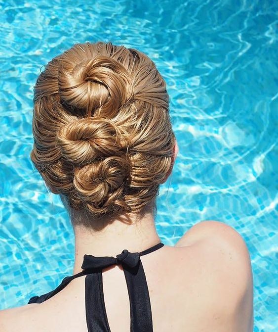 6 Easy Hairstyles For Wet Hair You Can Do In The Bathroom After Pool Parties 6-easy-hairstyles-for-wet-hair-you-can-do-in-the-bathroom-after-pool-parties