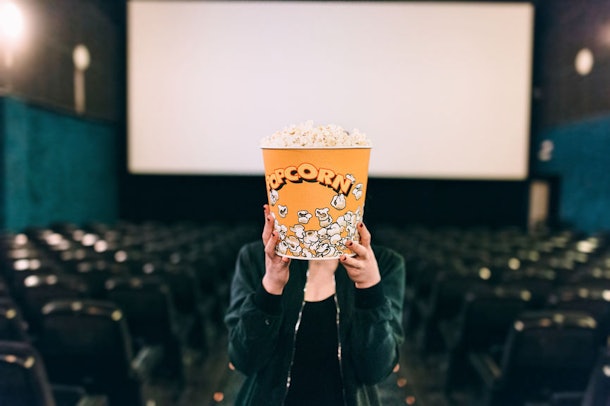 Ilustrasi menonton film random di bioskop. 