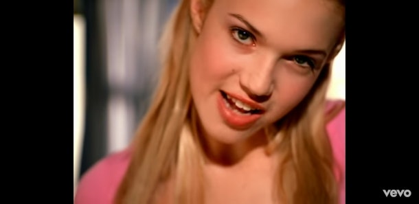 Mandy Moore S New Tv Show 90 S Popstar Is Inspired By Her Own Singing Career