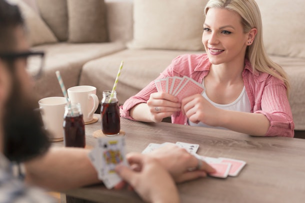 Eine der Ideen für ein Indoor-Date, an die Sie vielleicht nicht denken, ist ein eigener Casino-Abend.