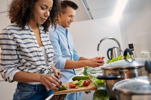 Una delle tante idee per un appuntamento al chiuso è quella di sfidarsi in una gara di cucina per due persone.