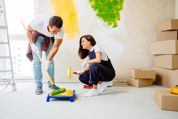 Een van de beste ideeën voor een afspraakje binnenshuis is een huisverbeteringsproject, zoals het schilderen van een muur.